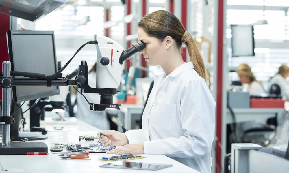 Контроль качества продукции на производстве: как выбрать правильный микроскоп?