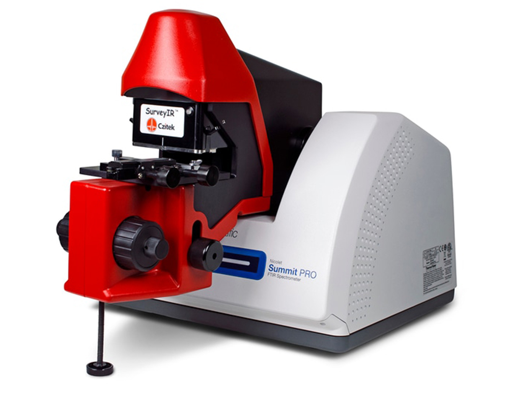 Рисунок 4. Спектрометр Nicolet Summit FTIR з аксесуаром SurveyIR® у кюветному відділені. 